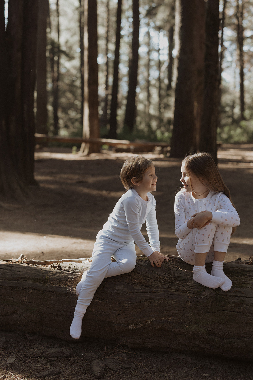 Niños divirtiéndose usando el producto NONOY CHILDRENSWEAR