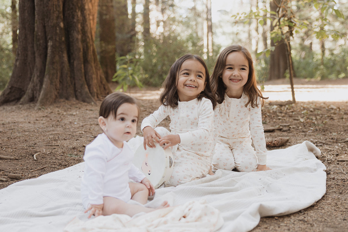 Bebe y niñas usando el producto de NONOY CHILDRENSWEAR