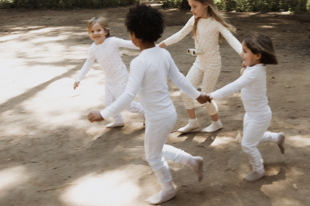 Personas disfrutando del uso de los productos NONOY CHILDRENSWEAR