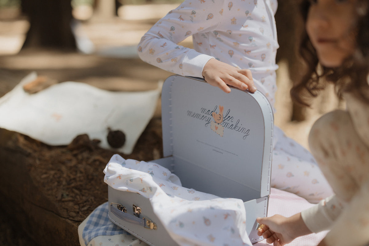 Niños abriendo el producto de NONOY CHILDRENSWEAR
